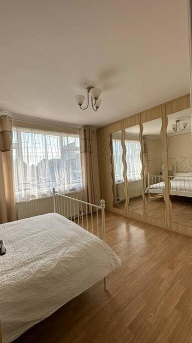 Palaz 7 - 5 Bedroom House Holiday home Edmonton