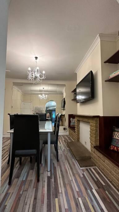 Palaz 7 - 5 Bedroom House Holiday home Edmonton