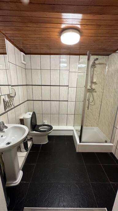 Palaz 7 - 5 Bedroom House Edmonton