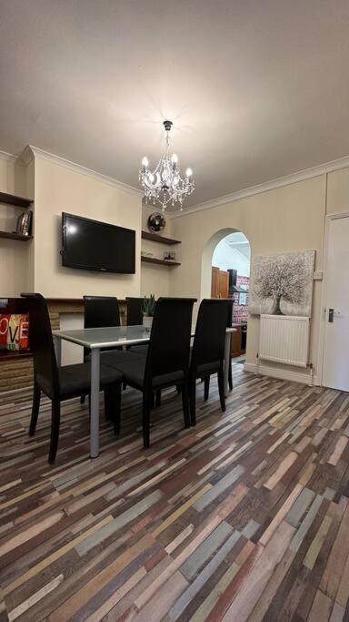 Palaz 7 - 5 Bedroom House Holiday home Edmonton