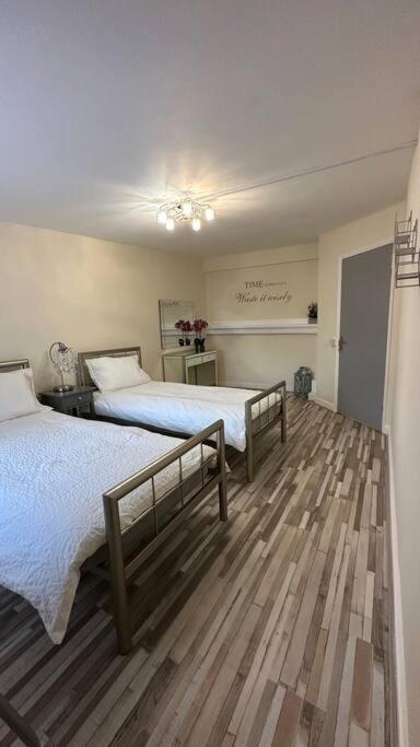 Palaz 7 - 5 Bedroom House Holiday home Edmonton