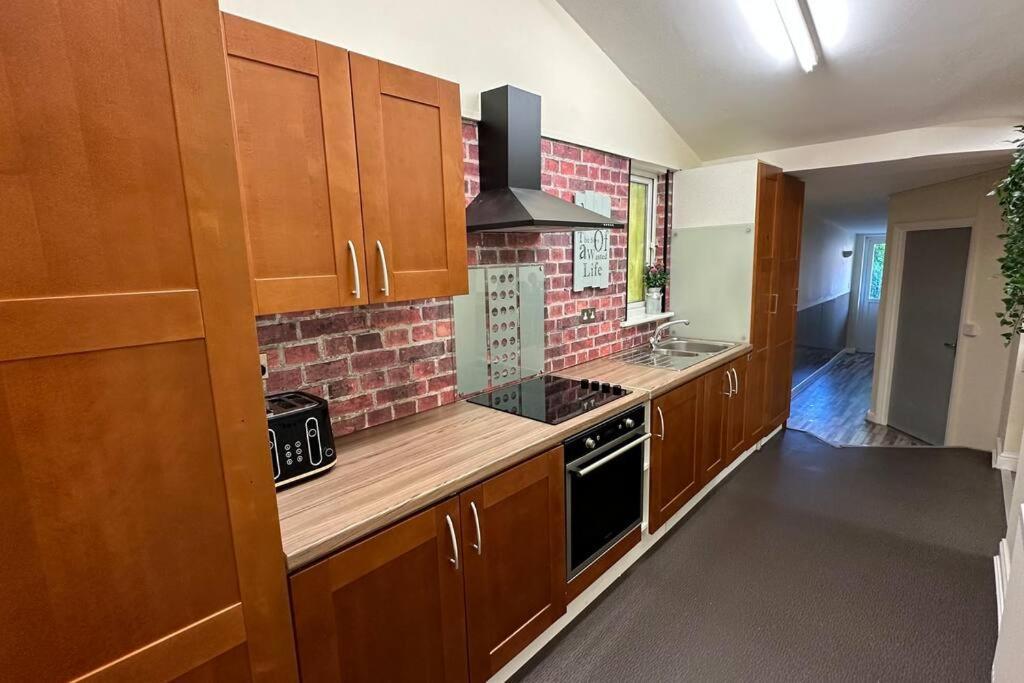 Palaz 7 - 5 Bedroom House Holiday home Edmonton