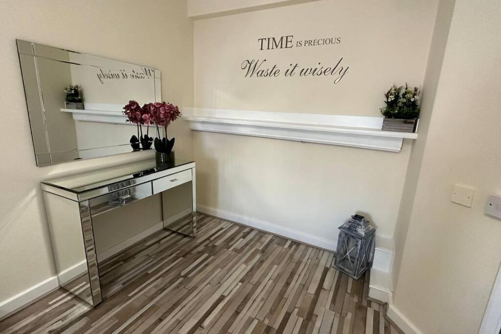 Palaz 7 - 5 Bedroom House Holiday home Edmonton