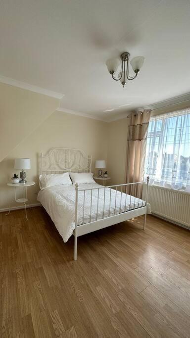Palaz 7 - 5 Bedroom House Holiday home Edmonton